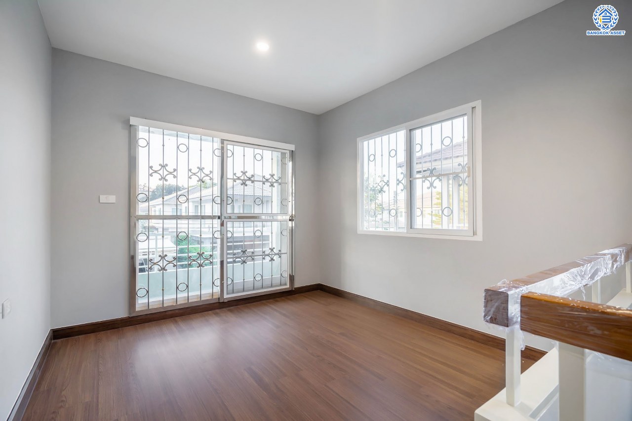 บ้านเดี่ยวมือสอง จากแบรนด์ LH โครงการ ชัยพฤกษ์ วัชรพล หลังใหญ่ เนื้อที่ 55.4 ตร.ว. ฟังก์ชัน 3 ห้องนอน 3 ห้องน้ำ จอดรถได้ 2 คัน พร้อม Facilities ครบครัน บนทำเลเดินทางสะดวก ติดถนนสุขาภิบาล5 เชื่อมต่อหลายเส้นทาง ใกล้ทางด่วน "ฉลองรัช" และรถไฟฟ้าสายสีเขียว "สถานีสายหยุด"